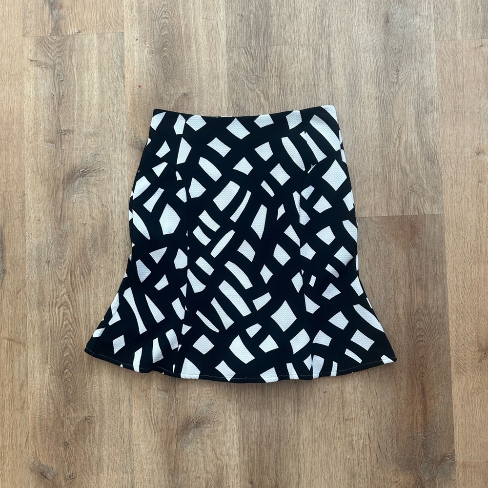 Chic Black and White Geometric Skirt